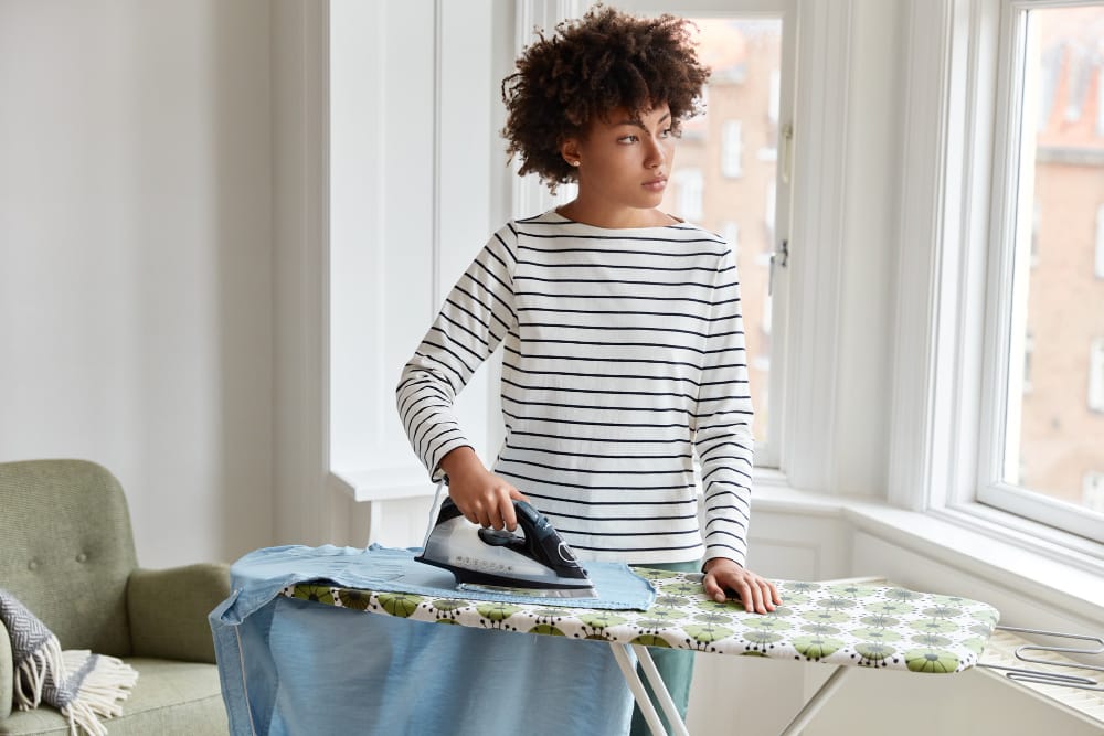 Como desamassar as roupas de algodão? 3 passar roupa
